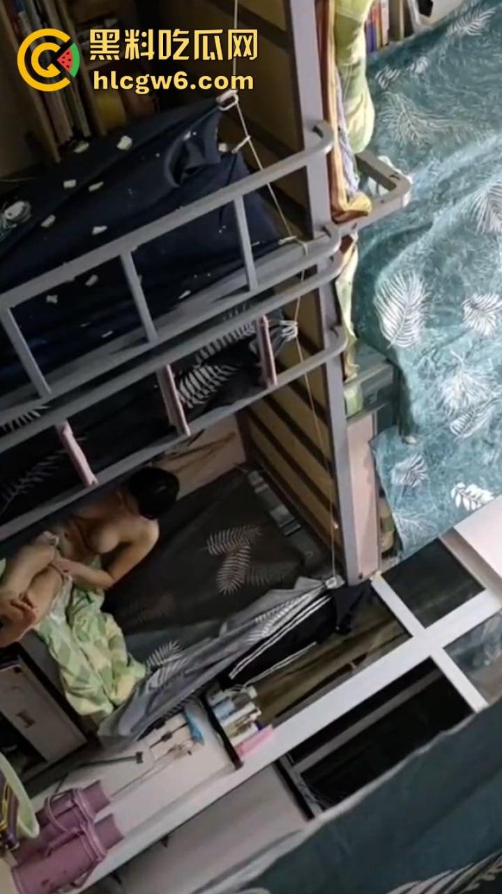 妹子还不起高利贷 被逼直播偷拍室友换衣服抵债!心里很矛盾 表示一天也不想坚持了!-6