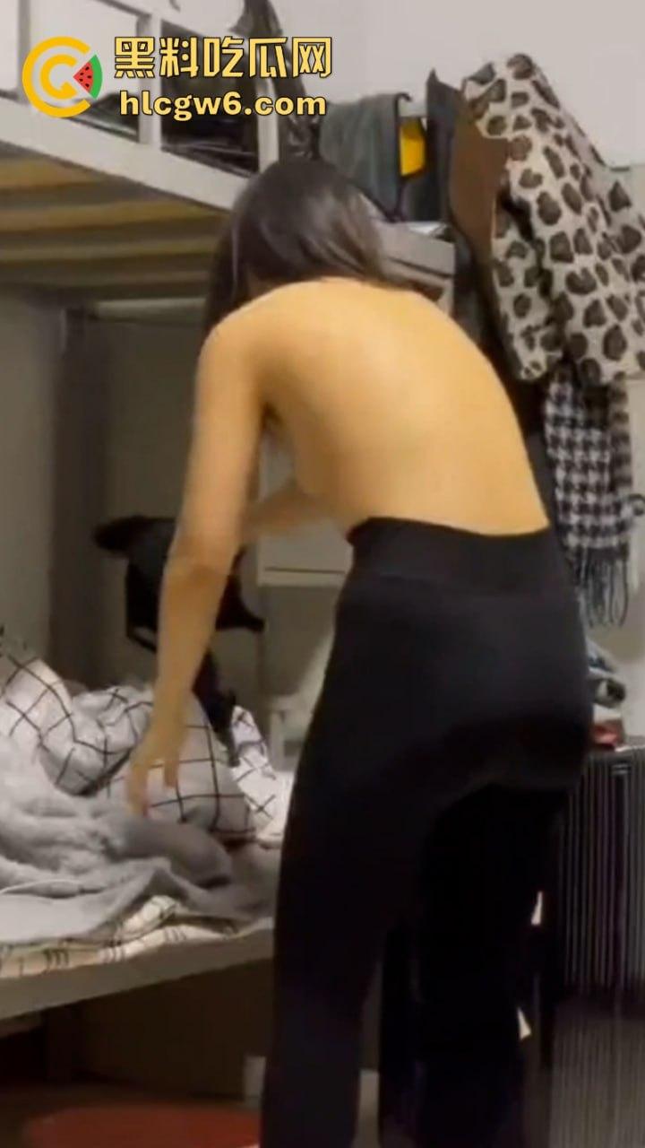 妹子还不起高利贷 被逼直播偷拍室友换衣服抵债!心里很矛盾 表示一天也不想坚持了!-7