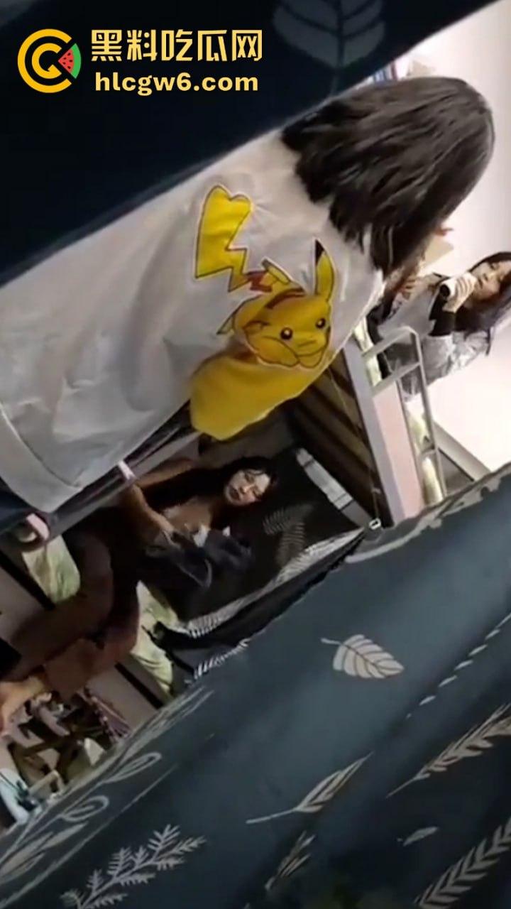 妹子还不起高利贷 被逼直播偷拍室友换衣服抵债!心里很矛盾 表示一天也不想坚持了!-8