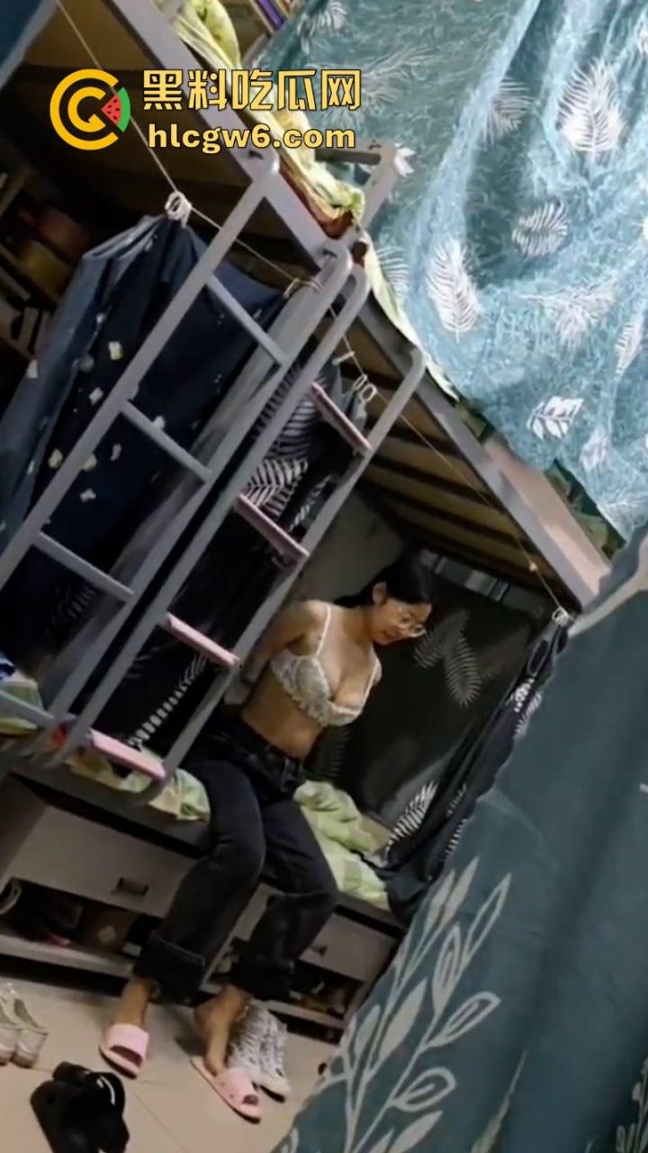 妹子还不起高利贷 被逼直播偷拍室友换衣服抵债!心里很矛盾 表示一天也不想坚持了!-10