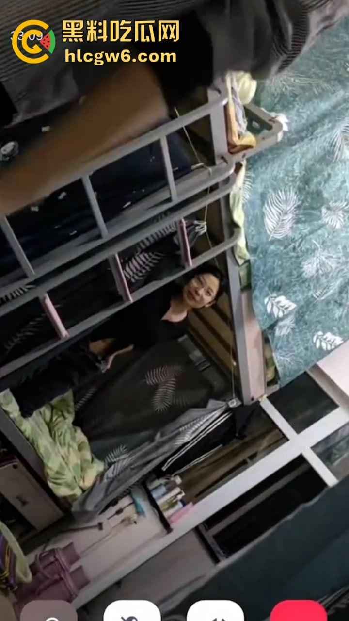 妹子还不起高利贷 被逼直播偷拍室友换衣服抵债!心里很矛盾 表示一天也不想坚持了!-11