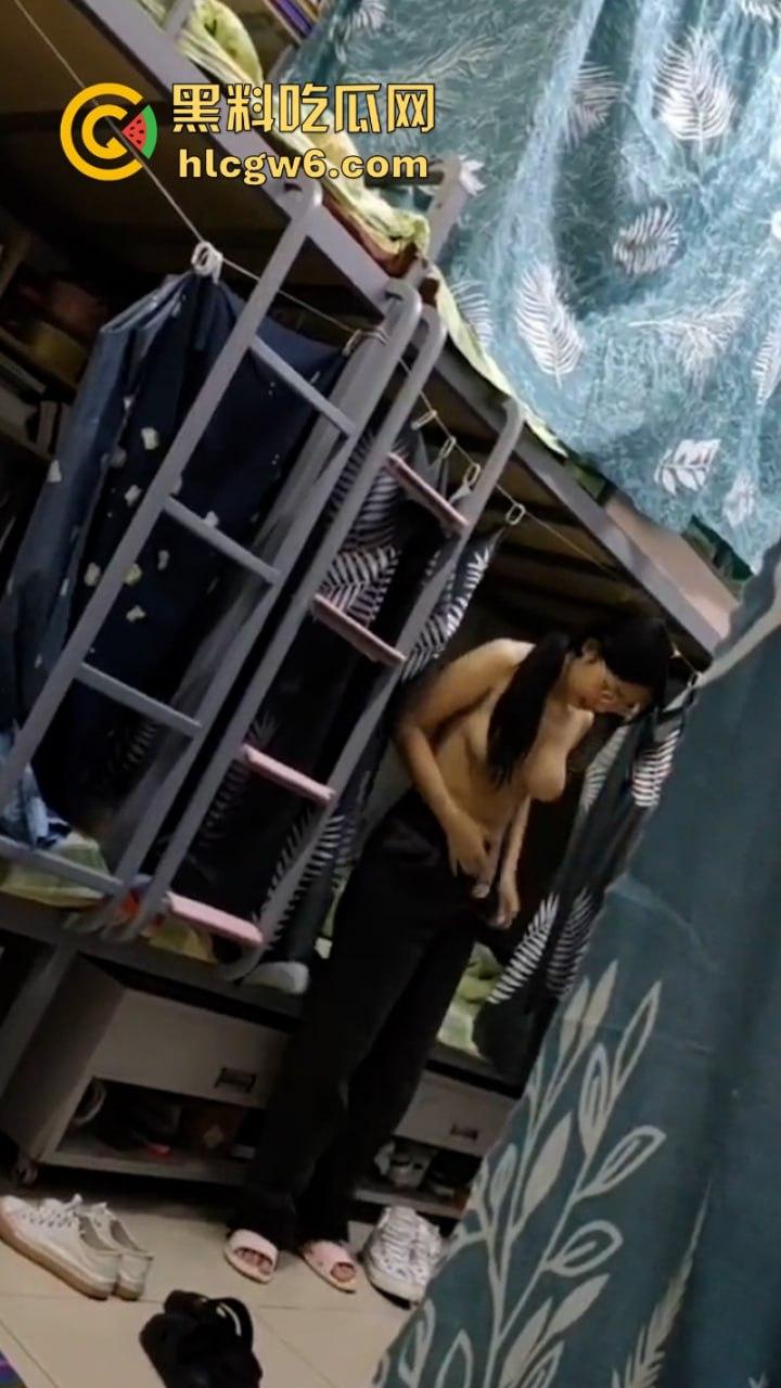 妹子还不起高利贷 被逼直播偷拍室友换衣服抵债!心里很矛盾 表示一天也不想坚持了!-13