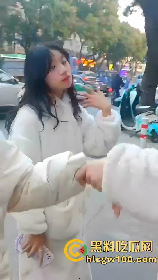 漂亮妹妹遭多名少女围攻，看的哥哥我心里难受的紧，妹妹别怕快躲进哥哥怀里-4