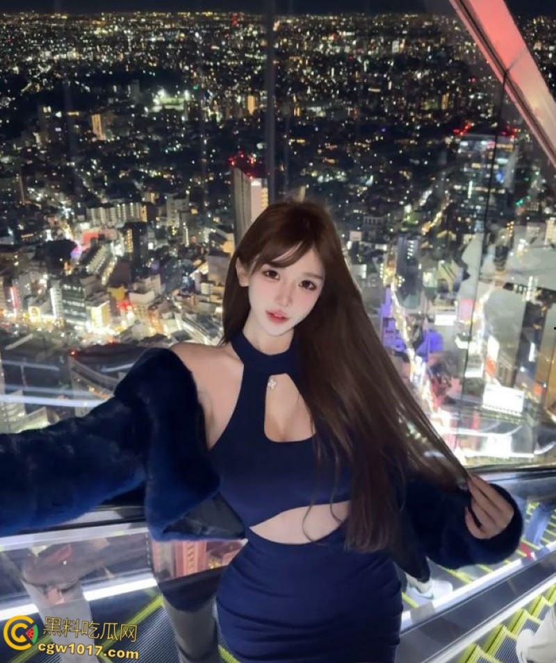 抖音网红【aehskdhmg】，可爱少女早年黄播起家，娇小身材大尺度自慰，道具猛插粉嫩骚穴娇喘连连！-2