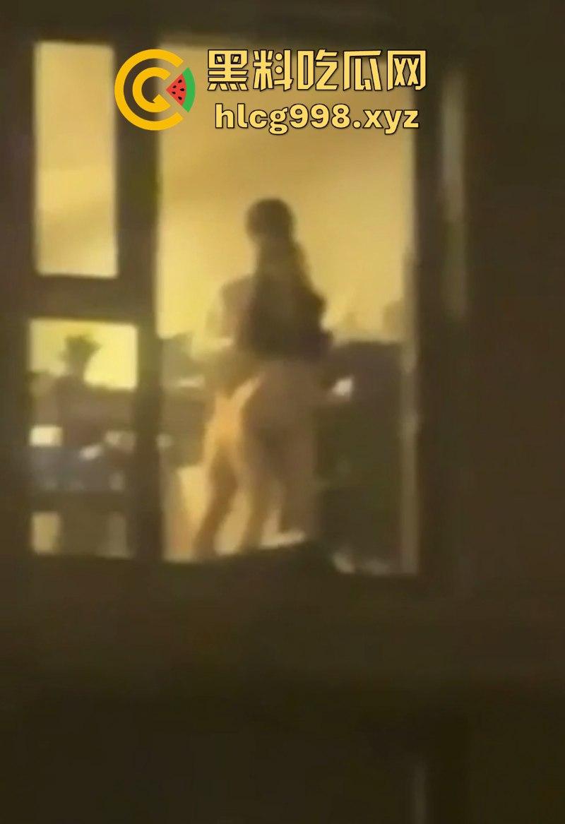 英国利兹vita留学生爆瓜火遍小红书！情侣不拉窗帘激情啪啪被全球直播！-9