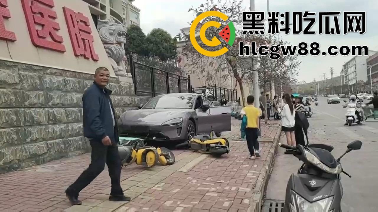 广西田东县人妻妹子【花生米爱吃小猪】刚提小米SU7，口腔医院门口撞飞一排共享单车，集美开车还是秀！-5