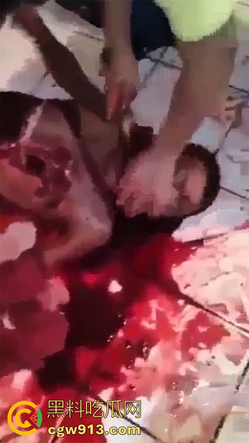 暗网流出墨西哥毒枭杀人现场，抓住其他帮派成员，直接挖出心脏，还在手中跳动，把头割下来当球踢！-2