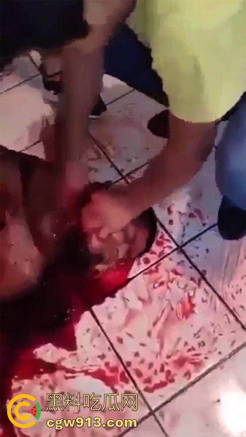 暗网流出墨西哥毒枭杀人现场，抓住其他帮派成员，直接挖出心脏，还在手中跳动，把头割下来当球踢！-3