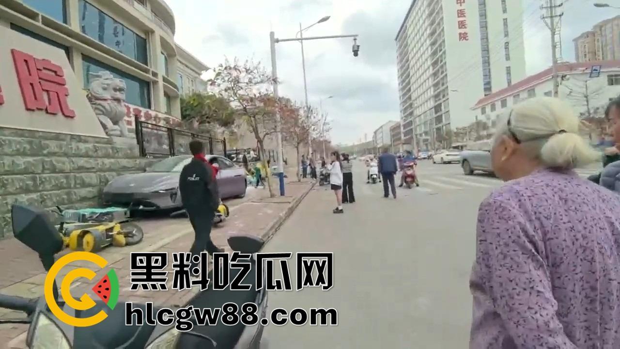 广西田东县人妻妹子【花生米爱吃小猪】刚提小米SU7，口腔医院门口撞飞一排共享单车，集美开车还是秀！-7