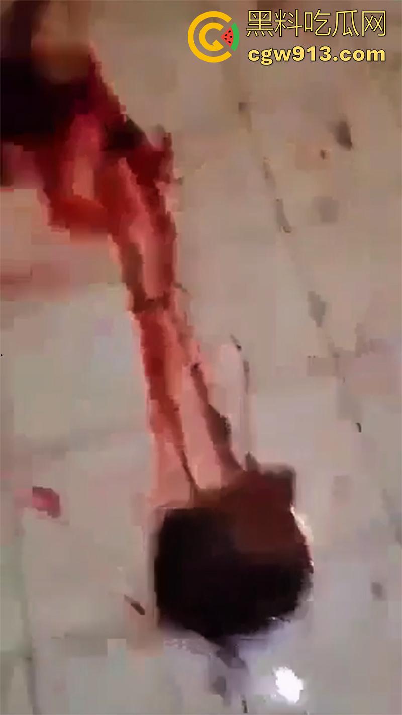 暗网流出墨西哥毒枭杀人现场，抓住其他帮派成员，直接挖出心脏，还在手中跳动，把头割下来当球踢！-4