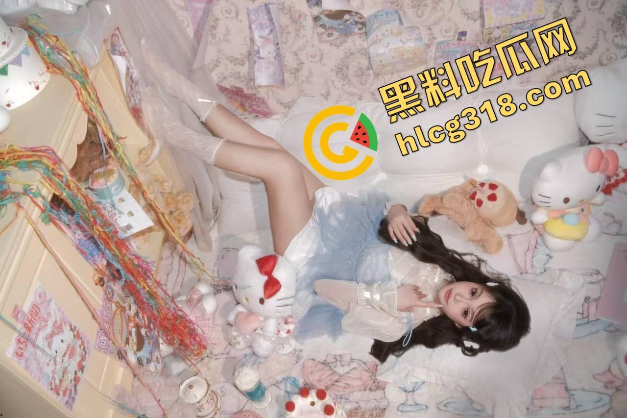 哥们透过玻璃偷拍车震，妹子嫩得像刚成年，结果让个死样男操了，哥们近距离偷拍画面曝光！-3