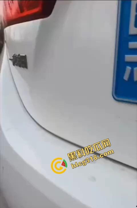 哥们透过玻璃偷拍车震，妹子嫩得像刚成年，结果让个死样男操了，哥们近距离偷拍画面曝光！-5