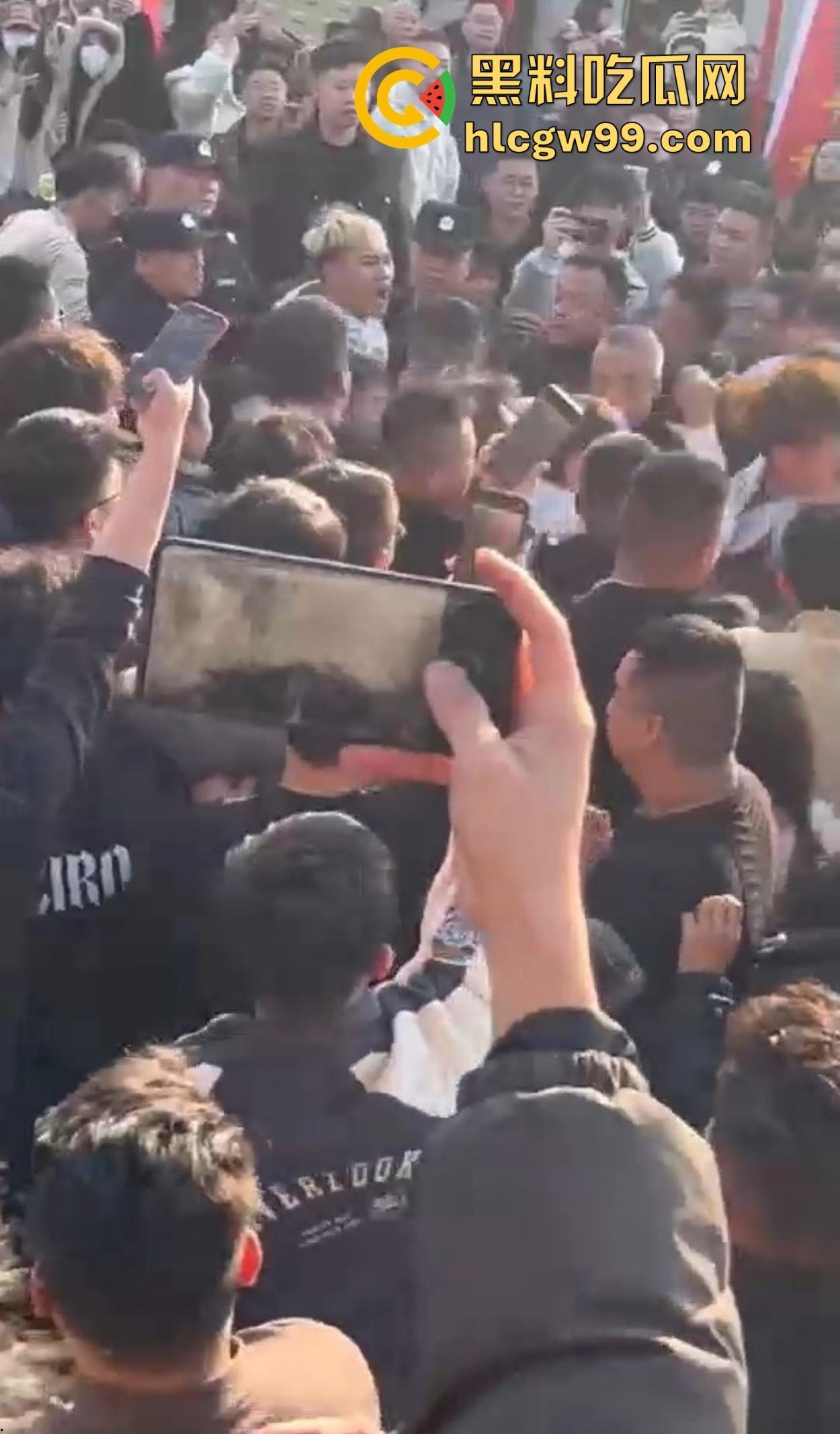 潮汕男子飙车狂言车300万撞死人保险赔，结果被英歌队打到脑震荡，现在出院嚷嚷黑势力又被围了！-7