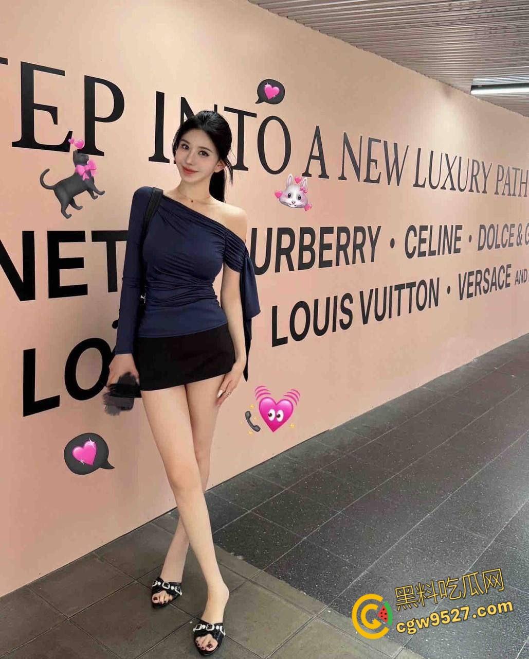 公园放风筝,妹妹户外露出白斩乳房,勾引哥哥小树林里,狂舔骚逼后入爆操,激情内射全滴在草上 !-2