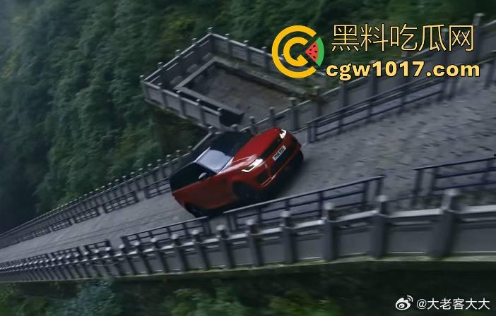 奇瑞风云X3L挑战天门山台阶失败，想复刻路虎冲击天门山营销，结果还是被揽胜吊打，真正的揽胜车主都不会多看一眼！-9