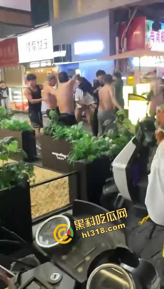 白云区老楼顶炸场，精神小伙带小妹空降大叔地盘，十几人混战，岁数终究敌不过荷尔蒙！-2