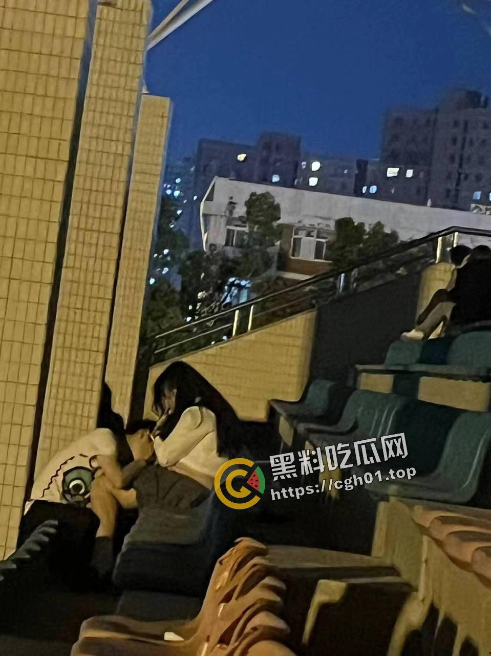 武汉东湖学院 小情侣操场缠绵 男生给女生疯狂舔逼  年轻人这么饥渴嘛  最佳视角现场直播-7