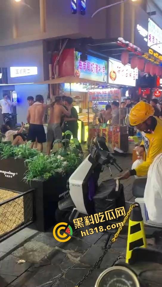 白云区老楼顶炸场，精神小伙带小妹空降大叔地盘，十几人混战，岁数终究敌不过荷尔蒙！-6