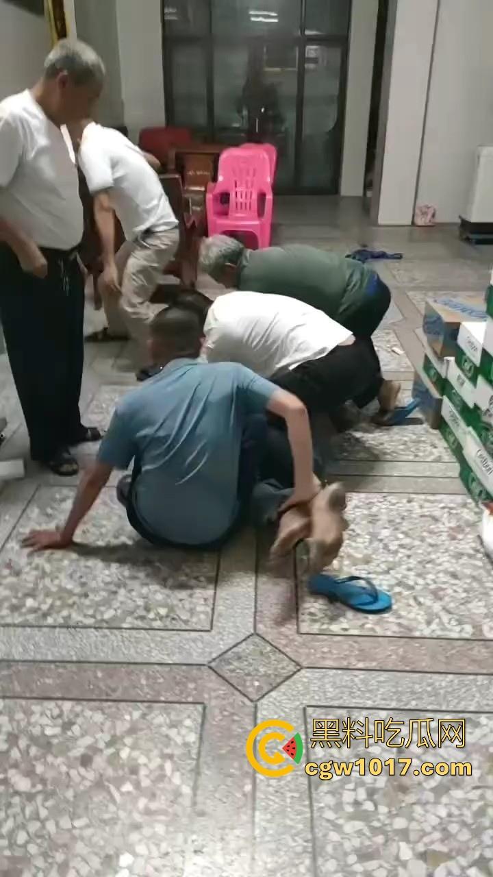 近期广东潮汕发生抢劫案，当街入室犯罪嫌疑人抢金项链跟包，给一群老大爷们合力抓住，现在都什么年代啦还搞这个呀！-6