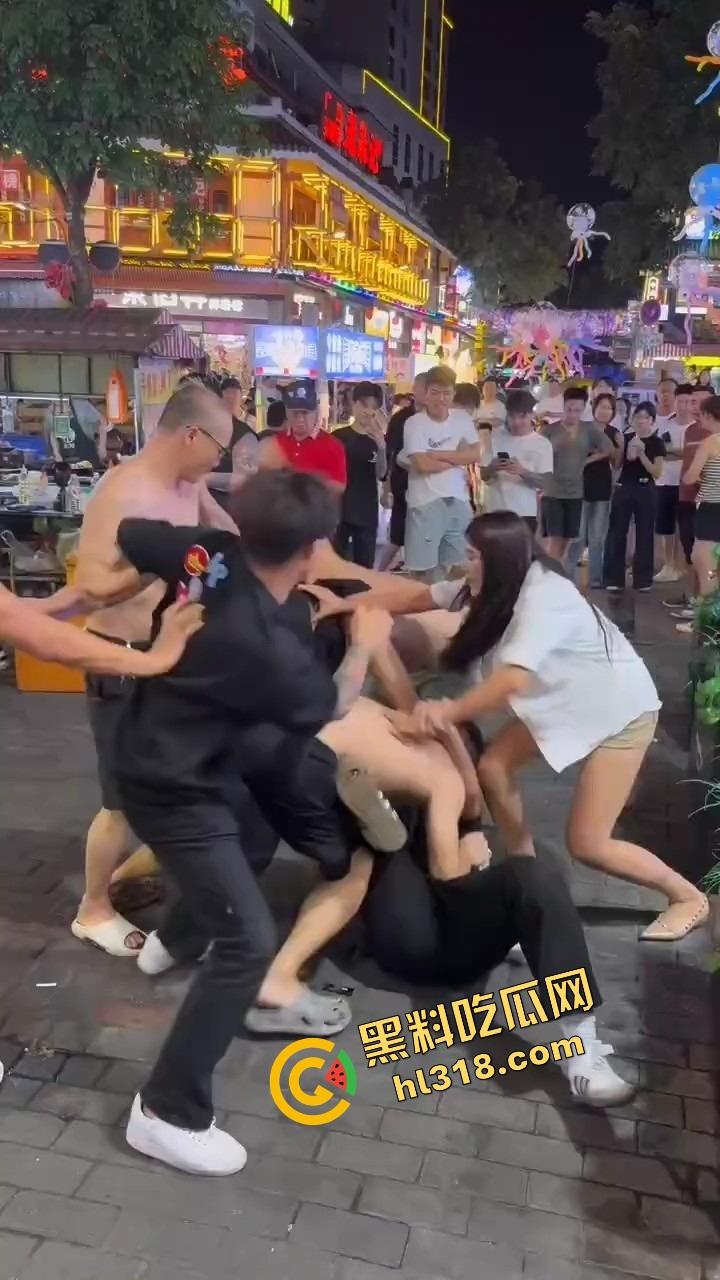 白云区老楼顶炸场，精神小伙带小妹空降大叔地盘，十几人混战，岁数终究敌不过荷尔蒙！-10