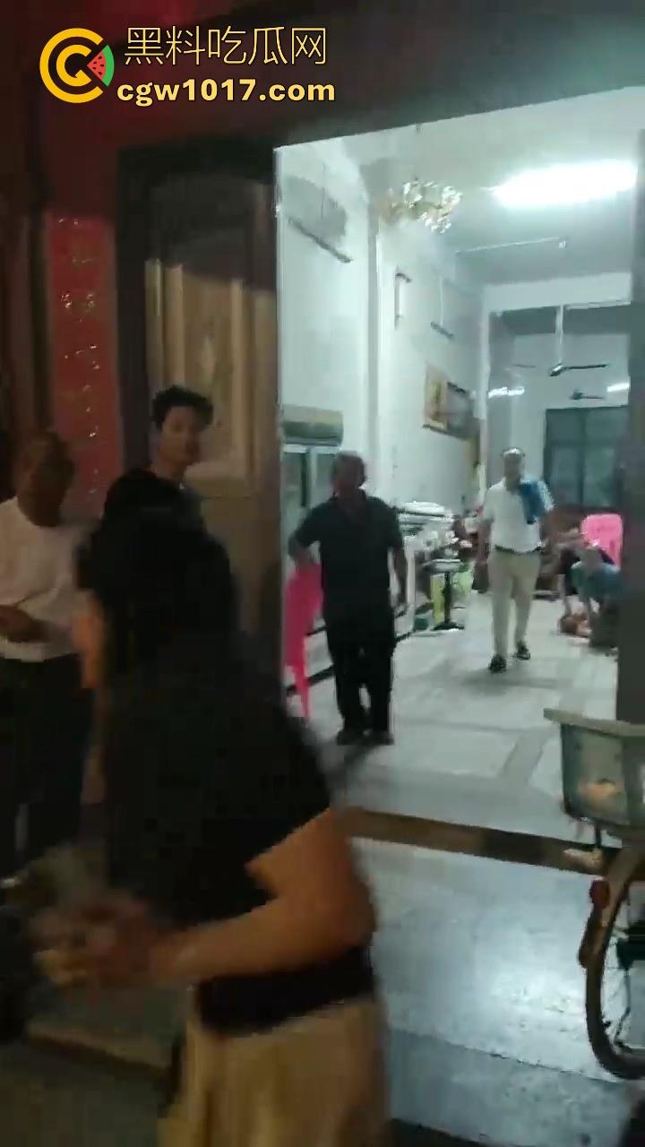 近期广东潮汕发生抢劫案，当街入室犯罪嫌疑人抢金项链跟包，给一群老大爷们合力抓住，现在都什么年代啦还搞这个呀！-9