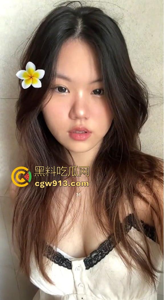 新加坡Tiktok微胖网红大尺度私拍流出，咬唇娇喘时眼睛迷离，明显被那粗壮家伙顶到灵魂深处，无套爆操画面淫靡！-4