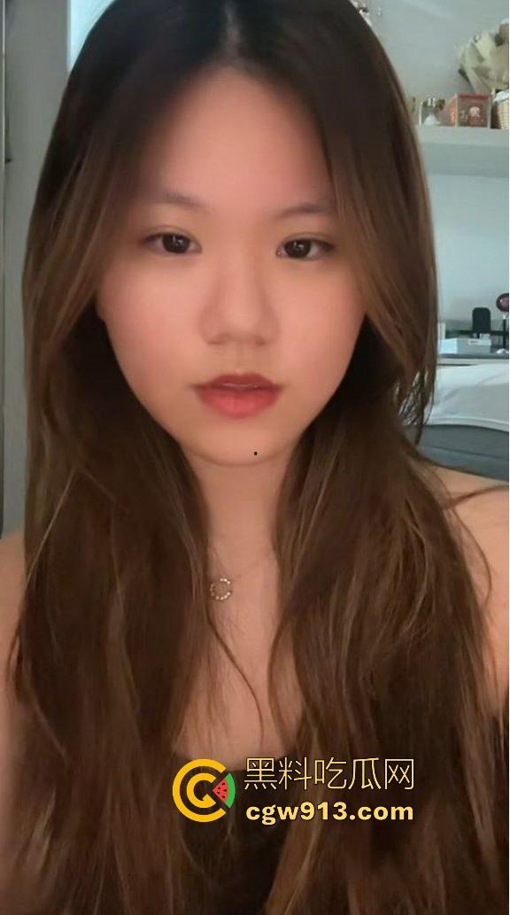 新加坡Tiktok微胖网红大尺度私拍流出，咬唇娇喘时眼睛迷离，明显被那粗壮家伙顶到灵魂深处，无套爆操画面淫靡！-5