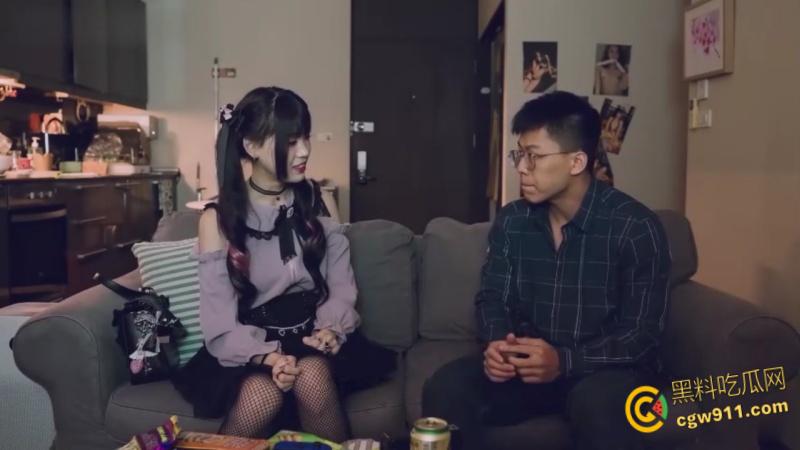 肌肉猛男约炮清纯嫩妹，没钱撸网贷也要约会，小母狗穿着真空渔网短裙就来了，沙发女上骑乘疯狂榨精 ！-1