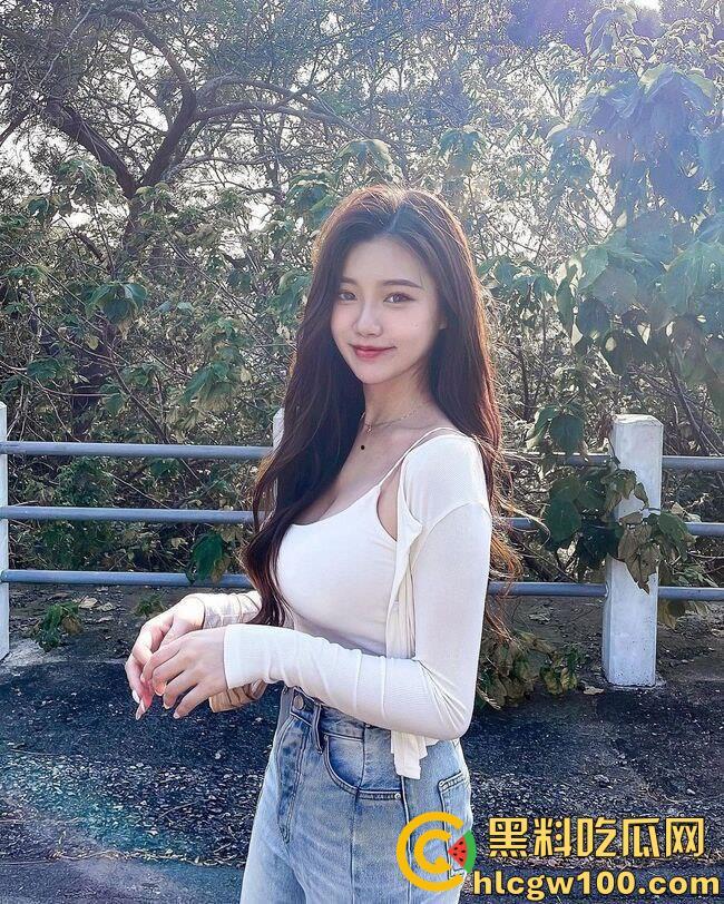 台湾高雄超甜模特【lhua】胯下口交舔屌，主动骑在鸡巴上坐下去来回抽插-6