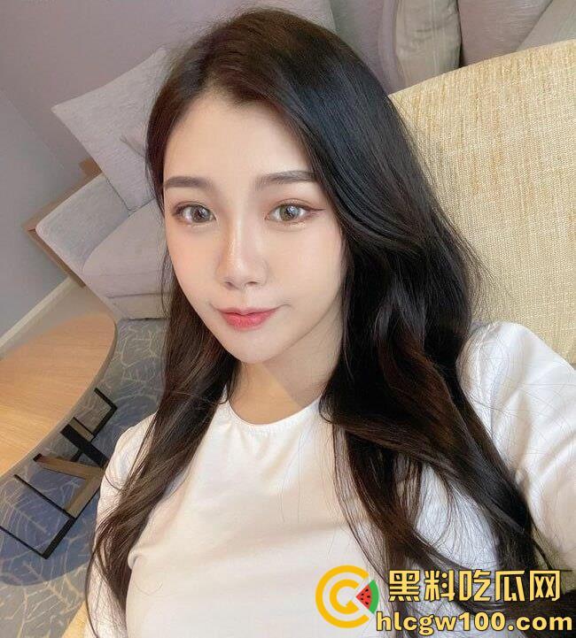 台湾高雄超甜模特【lhua】胯下口交舔屌，主动骑在鸡巴上坐下去来回抽插-11