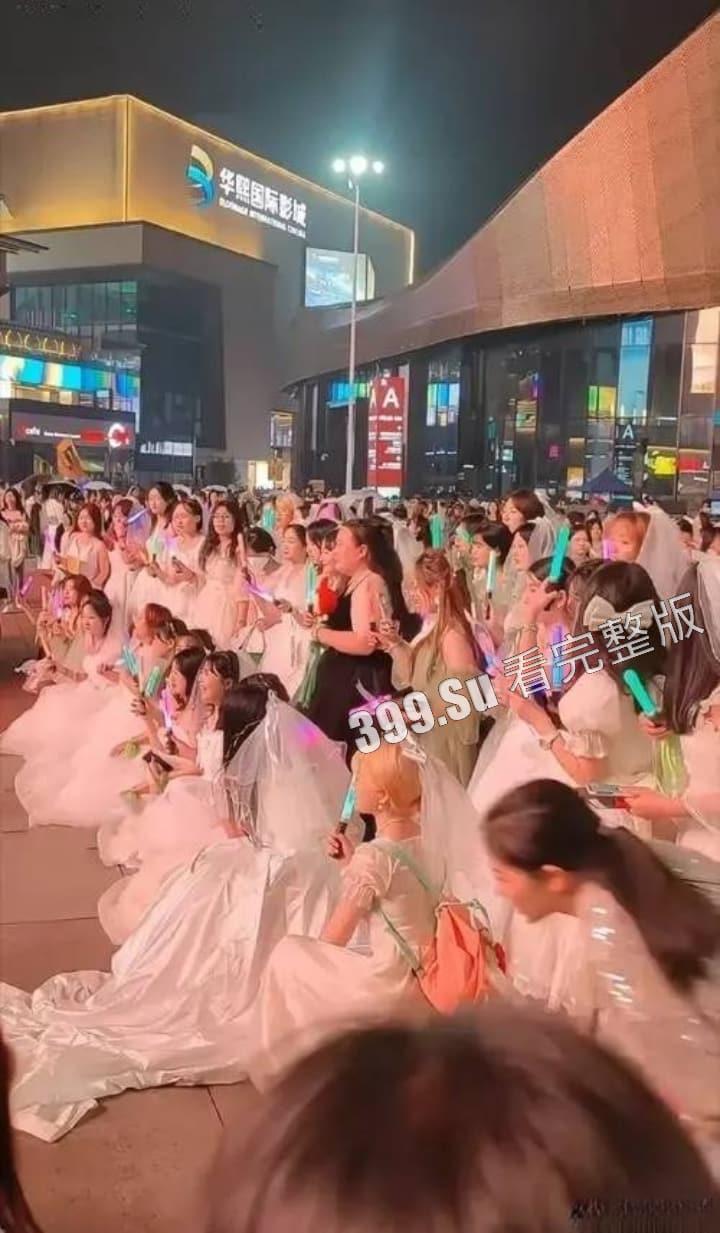 TFBOYS十周年演唱会女粉图鉴  并向抗洪一线的人民子弟兵致敬！-9