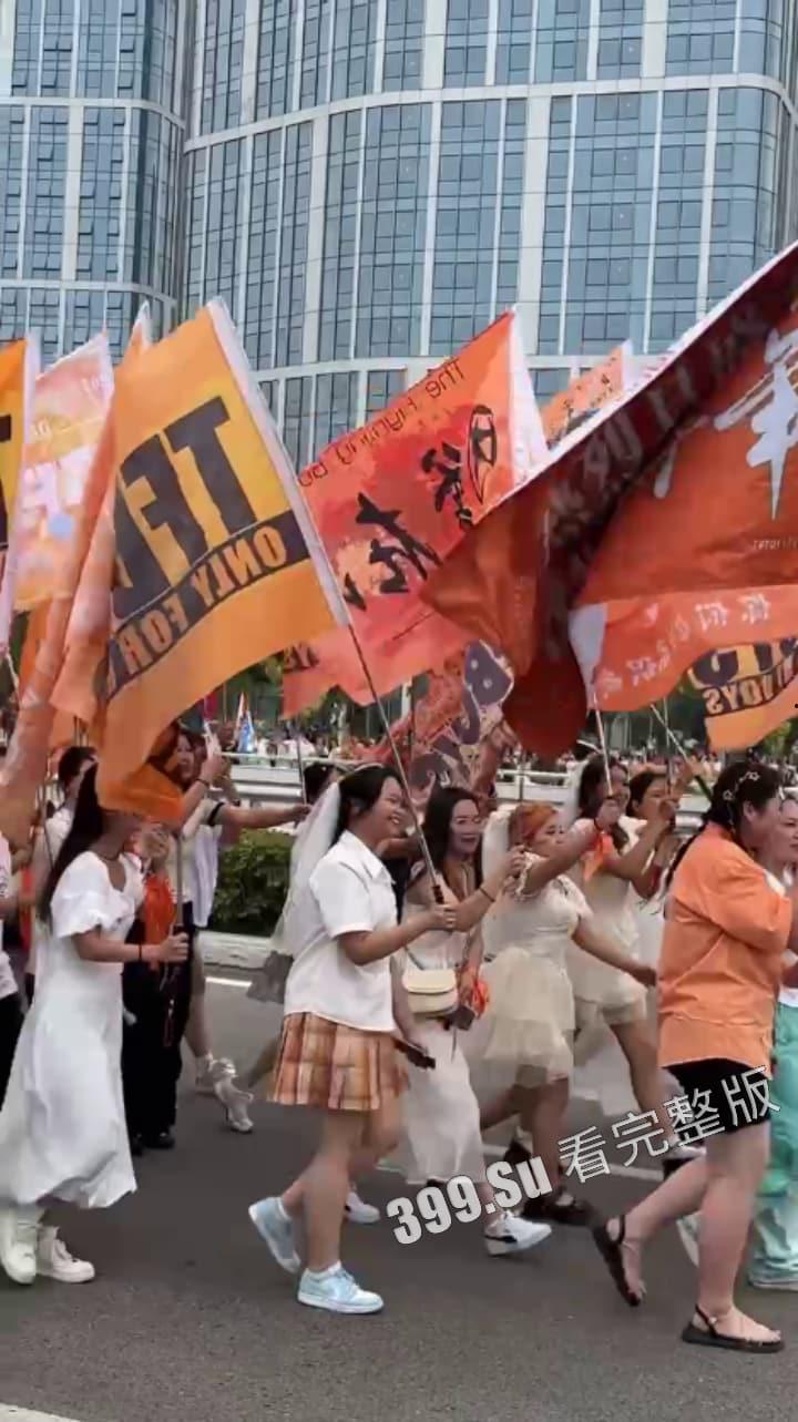 TFBOYS十周年演唱会女粉图鉴  并向抗洪一线的人民子弟兵致敬！-18