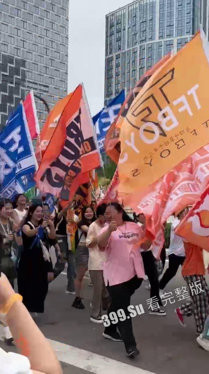 TFBOYS十周年演唱会女粉图鉴  并向抗洪一线的人民子弟兵致敬！-19