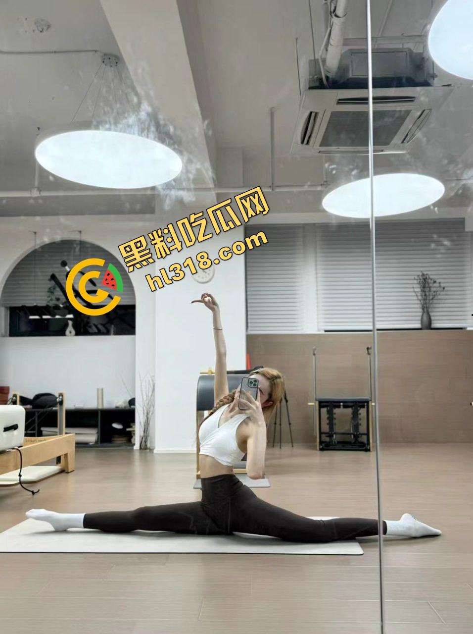 瓜友投稿牛仔裤剪开直接操，和大学同学开房欲望憋炸，撕碎裤子疯狂内射，原来这样操更有味道！-4