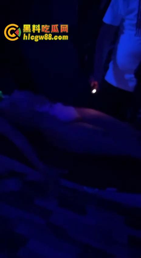 白虎不是天生的？欧美洋马野火烧燎原塑造神逼，人工白虎工艺让人想起了印度三哥火烧理发！-10