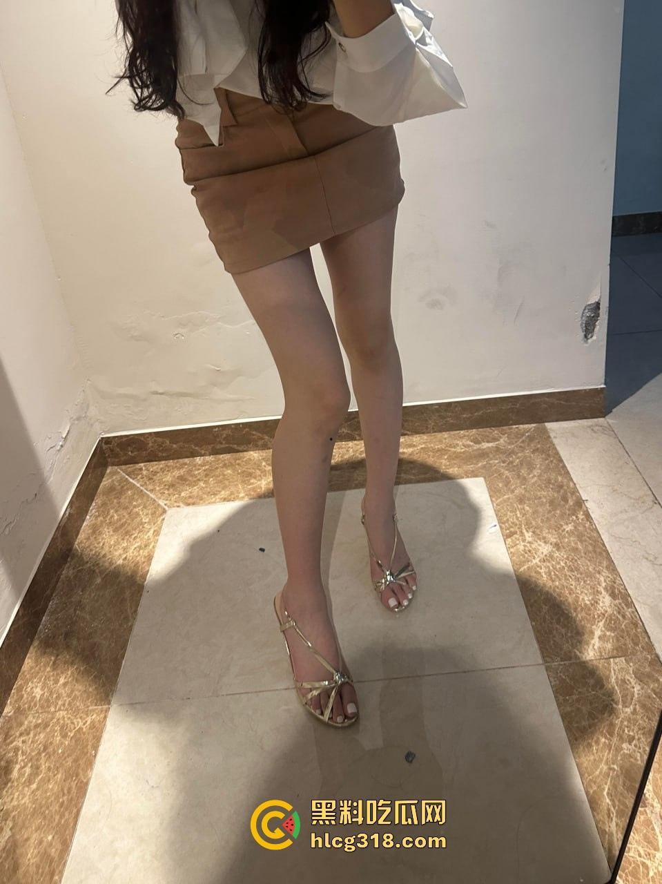 清纯嫩妹与男友在酒店走廊释放欲望,翘臀被猛烈进攻,都不敢放声大叫，玩得真大刺激感拉满!-3