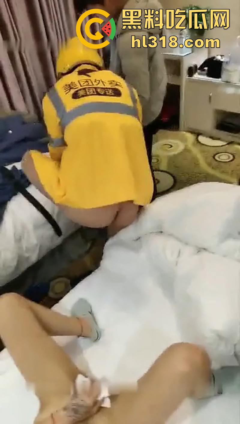 小伙带女友和闺蜜开房，为了刺激竟然让闺蜜，勾引外卖小哥，房间玩完再到ktv乱交，真是太淫荡了！-7