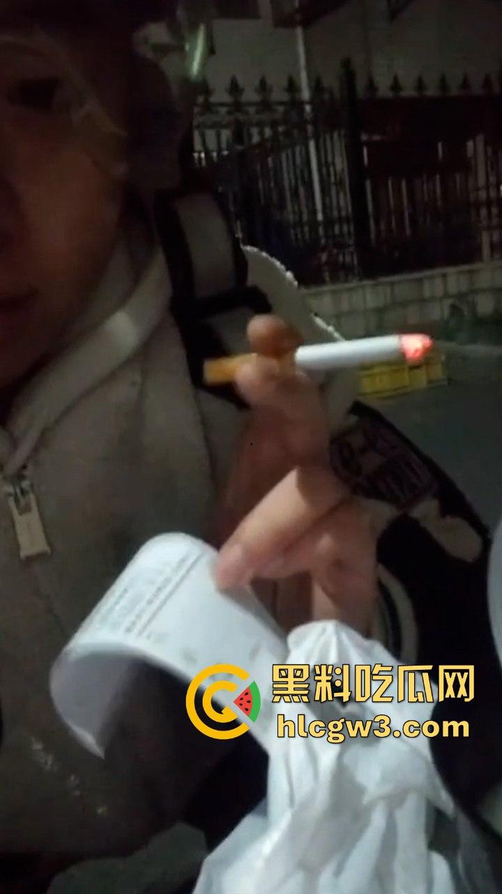 看完这个你还敢点外卖吗？美团外卖骑手丁子豪朝餐食里吐口水?平台:已永久限制接单-8