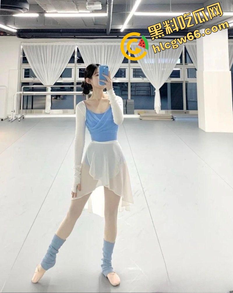 四川大学锦江学院舞蹈系校花『罗钰爽』白丝上阵，趴地上给评委爆插粉嫩小穴，老师操我一次不够！-3