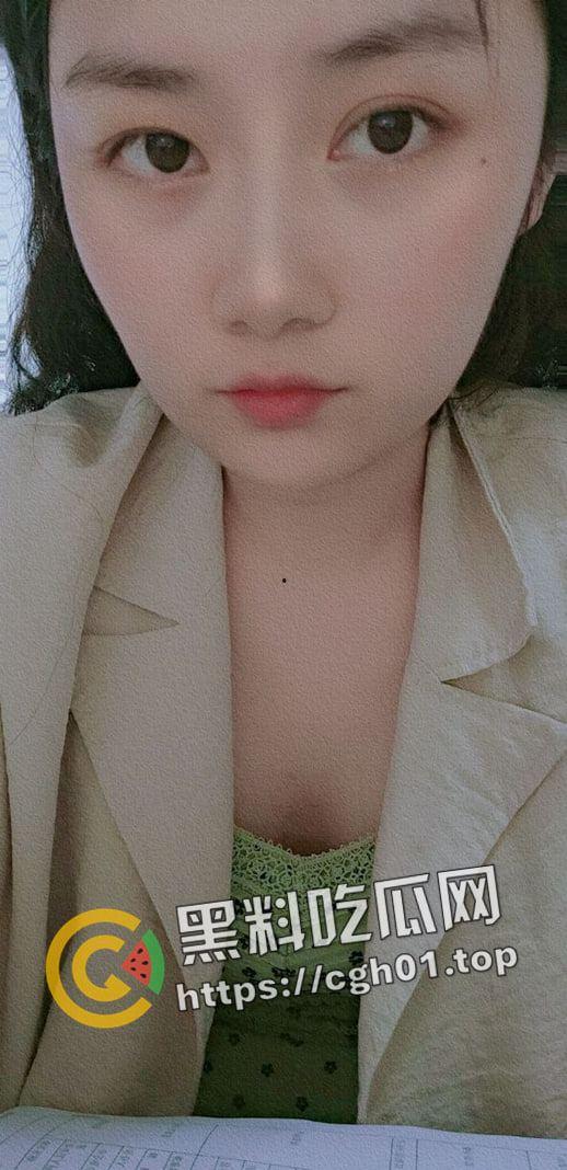 广州少妇【刘芸清】婚内欲求不满 寂寞难耐的骚母狗  小穴胶粘的自拍发给网友遭流出-3