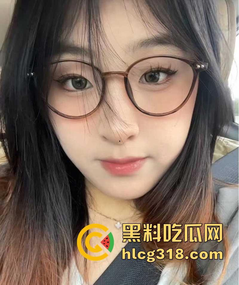 湘潭大学反差学姐【潘玲玲】情侣私拍曝光，超美眼镜妹化身深喉女王，巨乳肥臀花式调教诱惑感拉满！-2