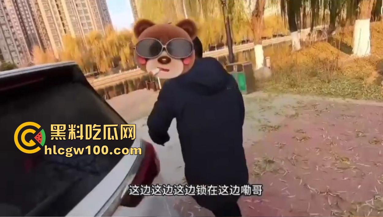 东北老哥带干女儿车震玩情趣，巴黎世家丝袜手铐搞翻车，逼都日完了手铐打不开，开锁师傅现场无语凝噎！-4