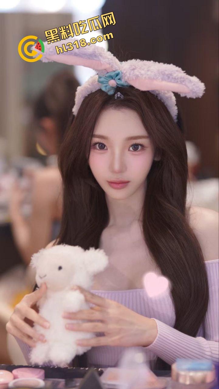 这年头绿帽老公才是最大赢家,看自家老婆被人抱起来爆干,老公乐得像中奖一样笑到合不拢嘴!-1