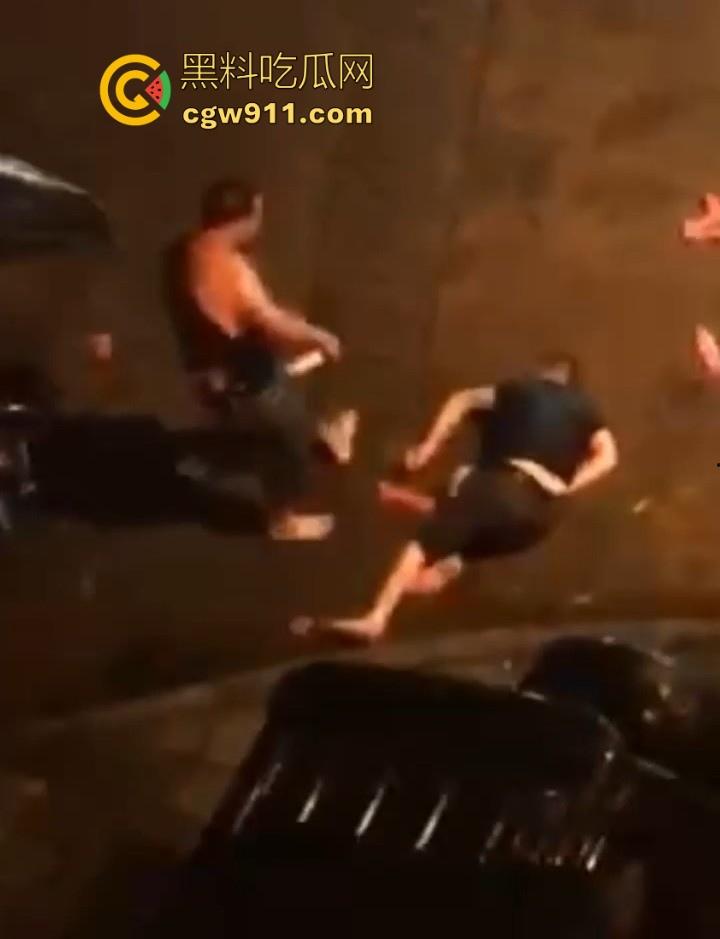 街头斗殴！黑衣男子遭20斤巨石猛砸头部，鲜血直流场面极度暴力，现场视频流出，隔着屏幕都感觉很窒息！-7