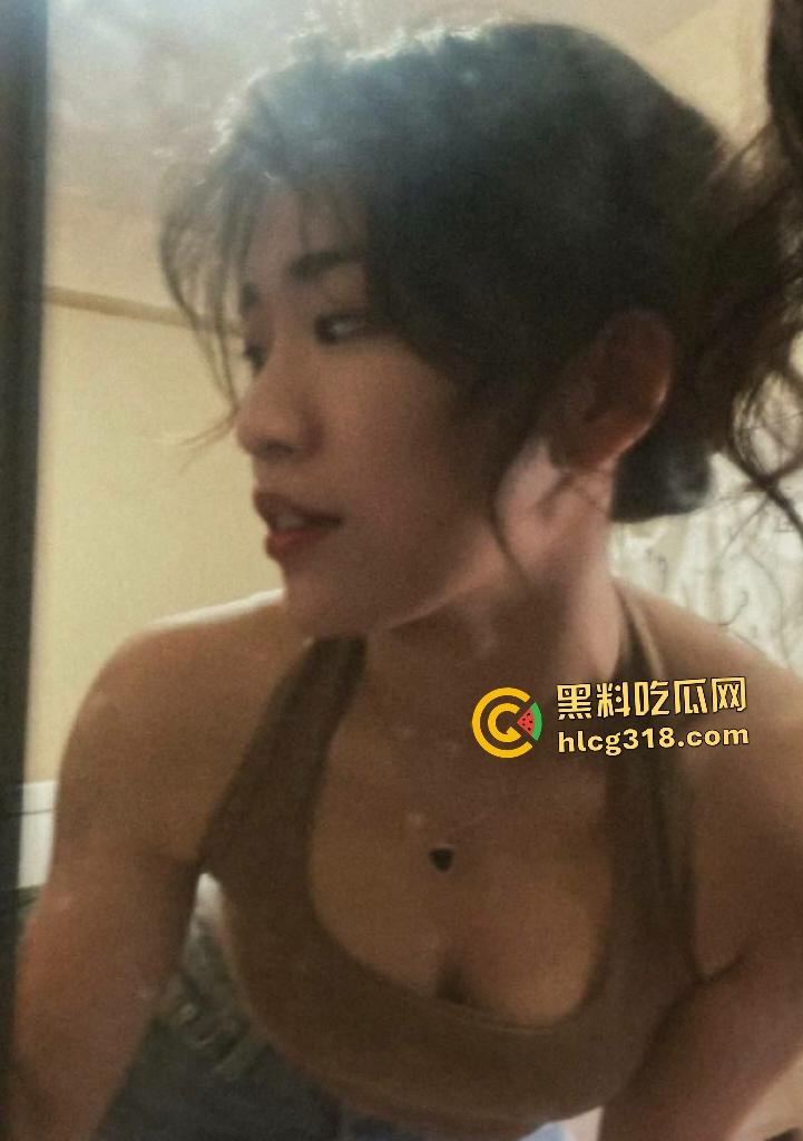 四川成都高中生【蒋佳佳】被调教穿情趣制服！生活照苗条，床上却是巨乳丰满身材！-1