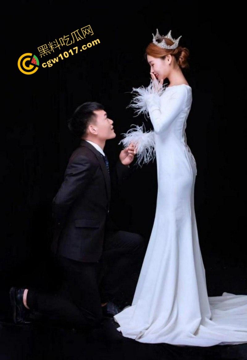 疯狂新婚夜：90后黑丝娇妻被伴郎疯狂爆操，绿帽老公兴奋拍摄，淫态视频网络大爆！-4