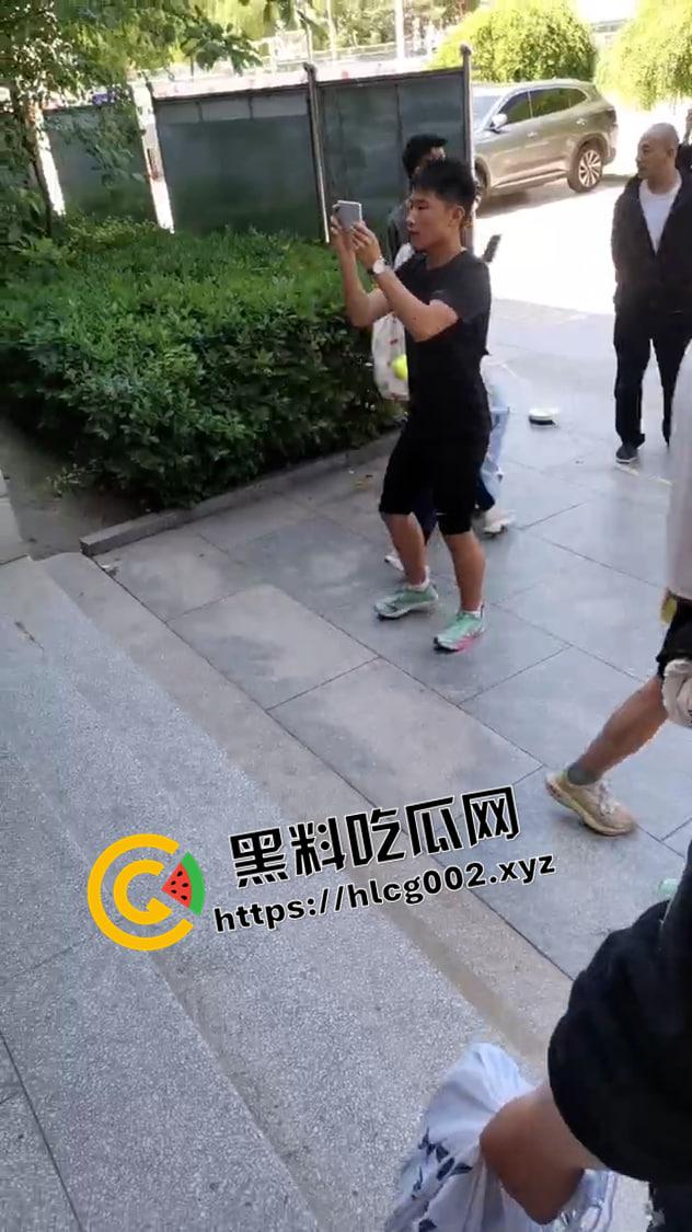 太原二十九中学体考裁判少掐表惹众怒 体育生包围学校讨要说法 现场视频流出-3