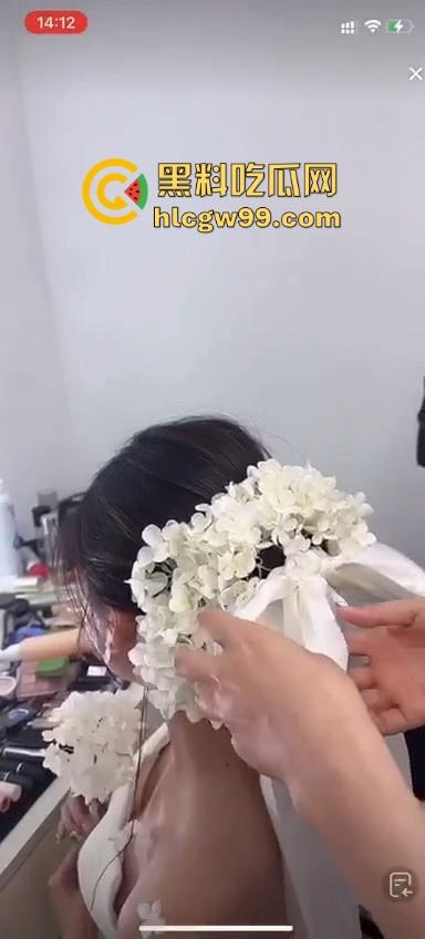 直播新赛道！新娘化妆走光,极品小姐姐奶头完全展现，流量密码被你拿捏的死死的-8