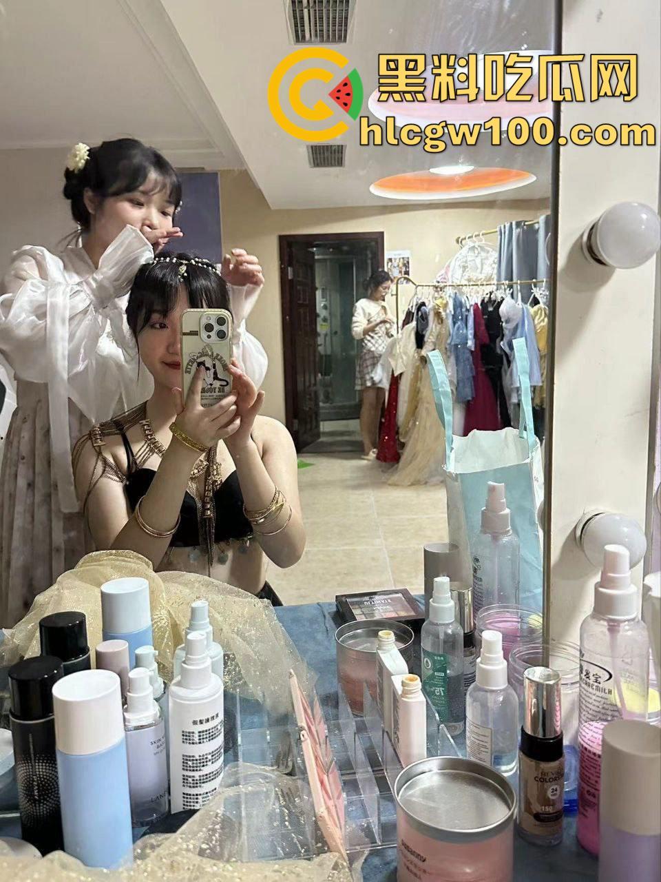 广州大学反差眼镜妹【许芊】情侣私拍流出，裸聊洗澡自摸拉尿展示，做爱嘲讽男友是不是顶不住-1