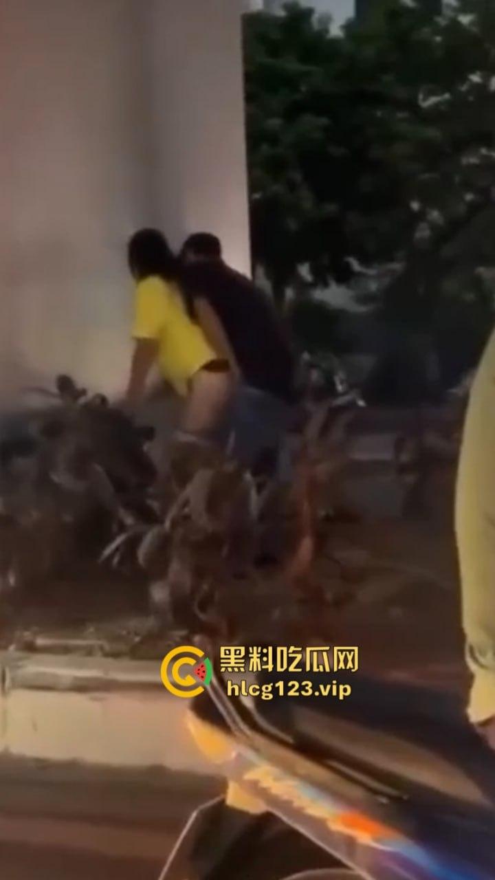 太过分了！一男子在人来人往的天桥下哄骗少女扒人家裤子后入！-7